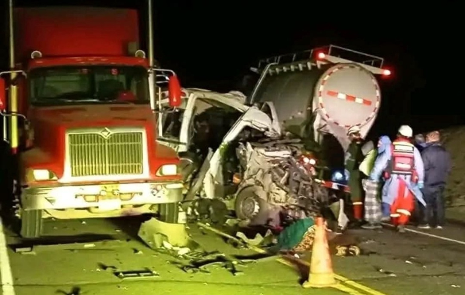 Περού: 14 νεκροί, όταν μίνι βαν συγκρούστηκε με νταλίκα που μετέφερε μπουλντόζα-1