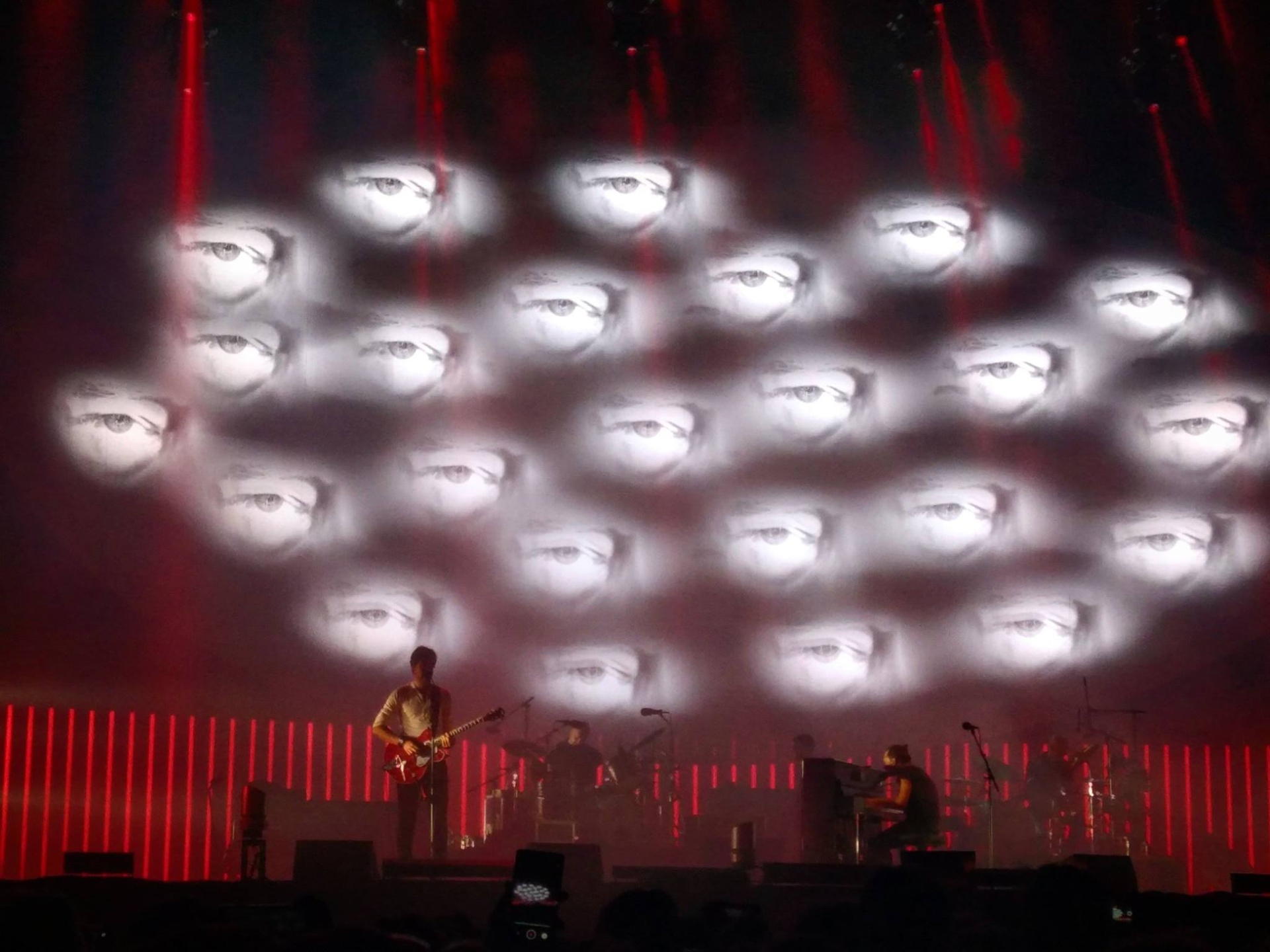 «Οι Radiohead γίνονται σοφοί πάνω στη σκηνή»-5