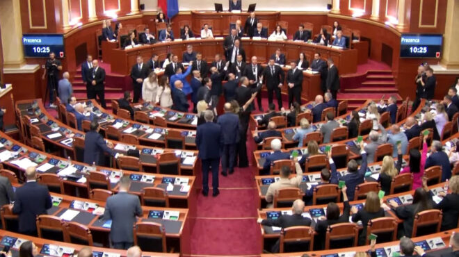 αλβανία-χάος-στη-βουλή-μετά-την-υπουργ-563820475