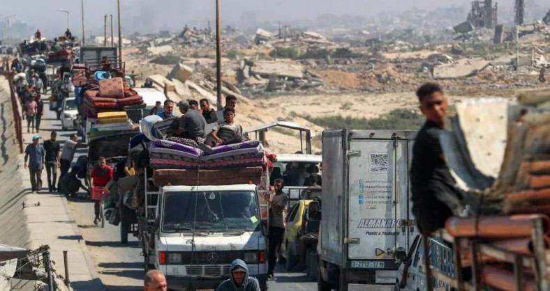 «Γλιτώσαμε από βέβαιο θάνατο»: Το Ισραήλ κλιμακώνει τους βομβαρδισμούς, χιλιάδες οικογένειες εκτοπίζονται-1