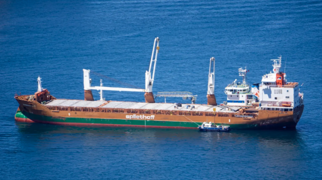 υεμένη-στις-φλόγες-φορτηγό-πλοίο-μετά-563840272