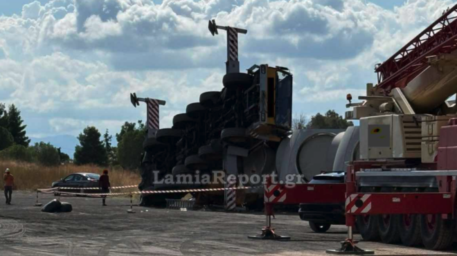 ανετράπη-γερανός-με-κομμάτια-ανεμογε-563841865