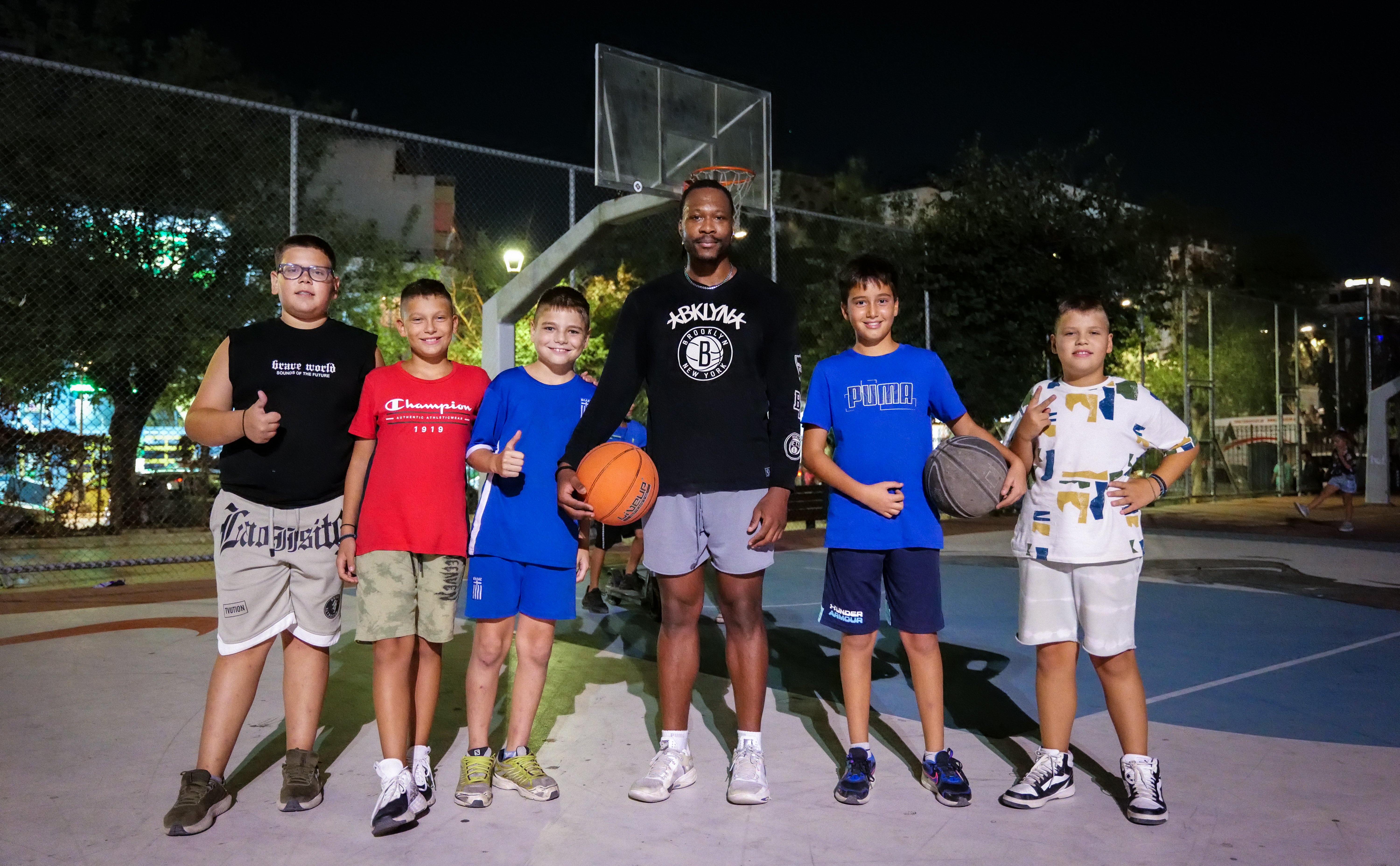 «Θα φέρει το Κύπελλο» – Πανηγυρίζοντας την πρόκριση στη γειτονιά του Γιάννη-5