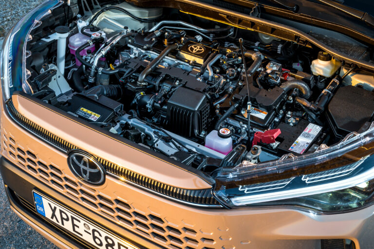 Οδηγούμε στην Ελλάδα τη νέα Toyota Corolla Cross-8