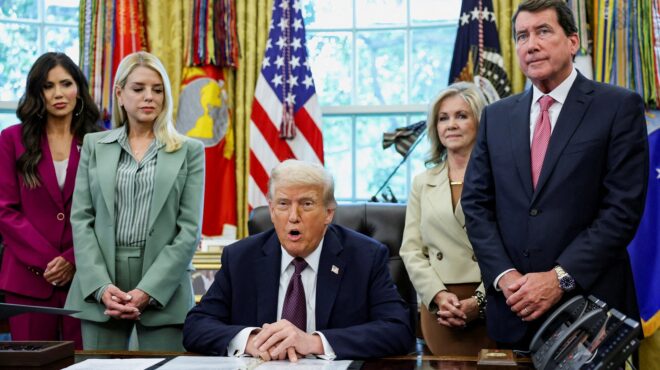 ο-τραμπ-στη-βρετανία-εν-μέσω-φθινοπώρ-563815237