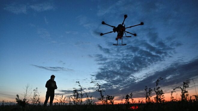 ft-η-ε-ε-στοχεύει-σε-τείχος-από-drones-και-παί-563817544