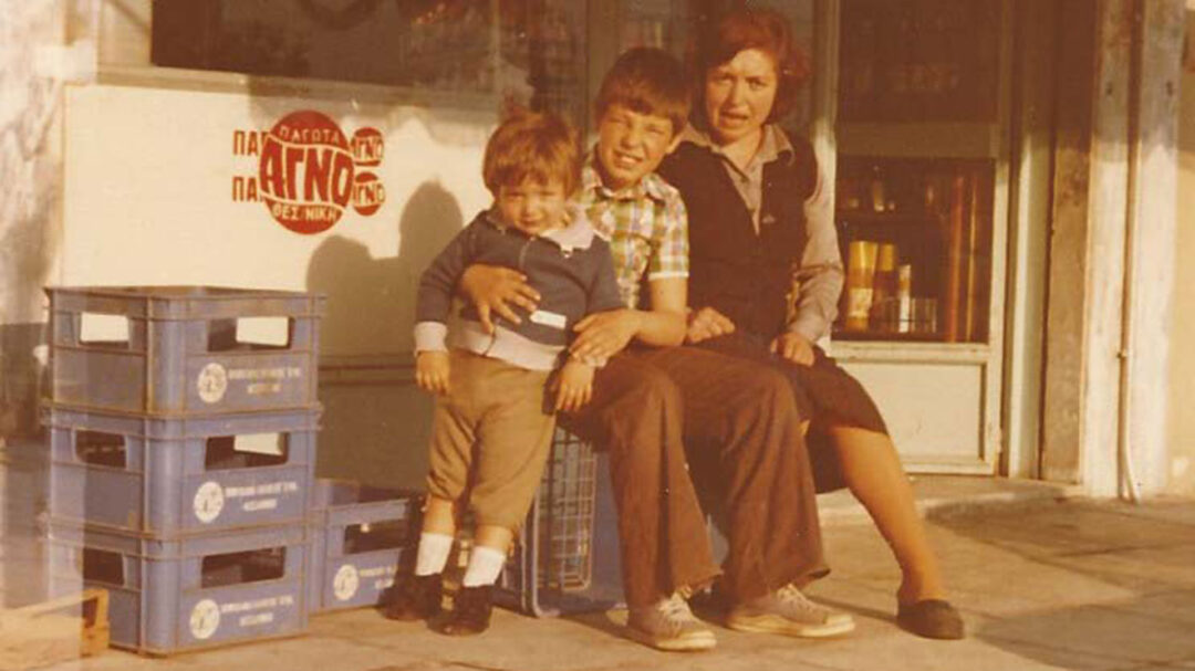 εμείς-μεγαλώσαμε-στο-μαγαζί-ο-γιoς-μου-563798260