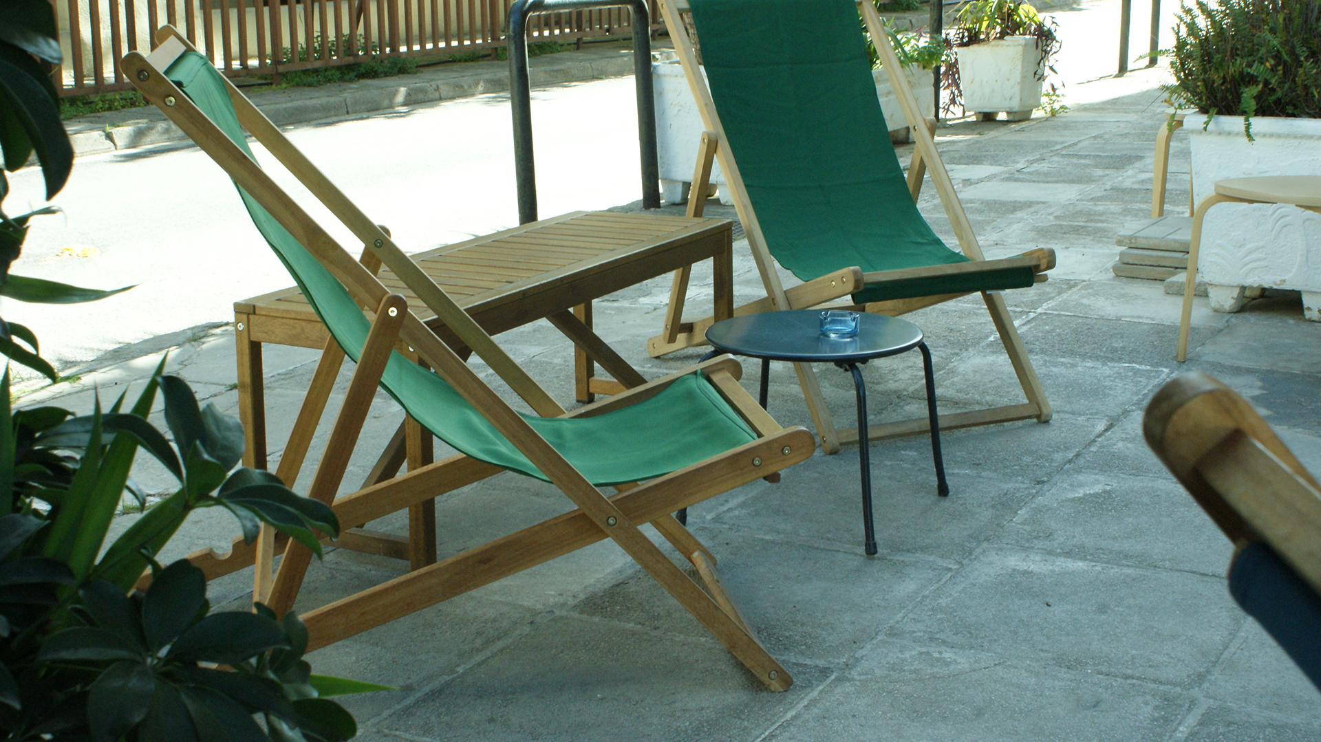 Πρωινός καφές σε σεζ λονγκ, δύο βήματα από τη Μεσογείων-1