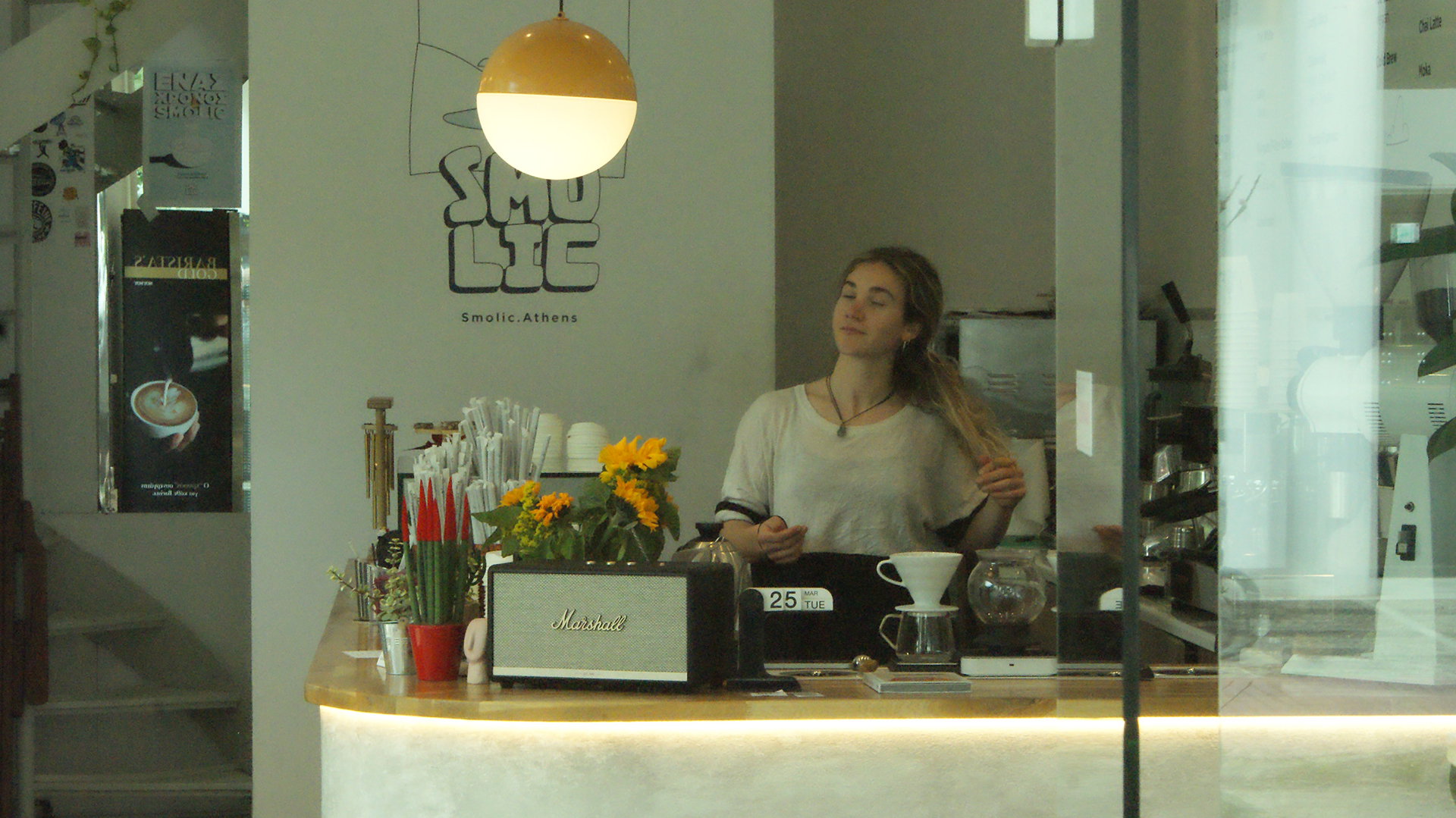 Πρωινός καφές σε σεζ λονγκ, δύο βήματα από τη Μεσογείων-2