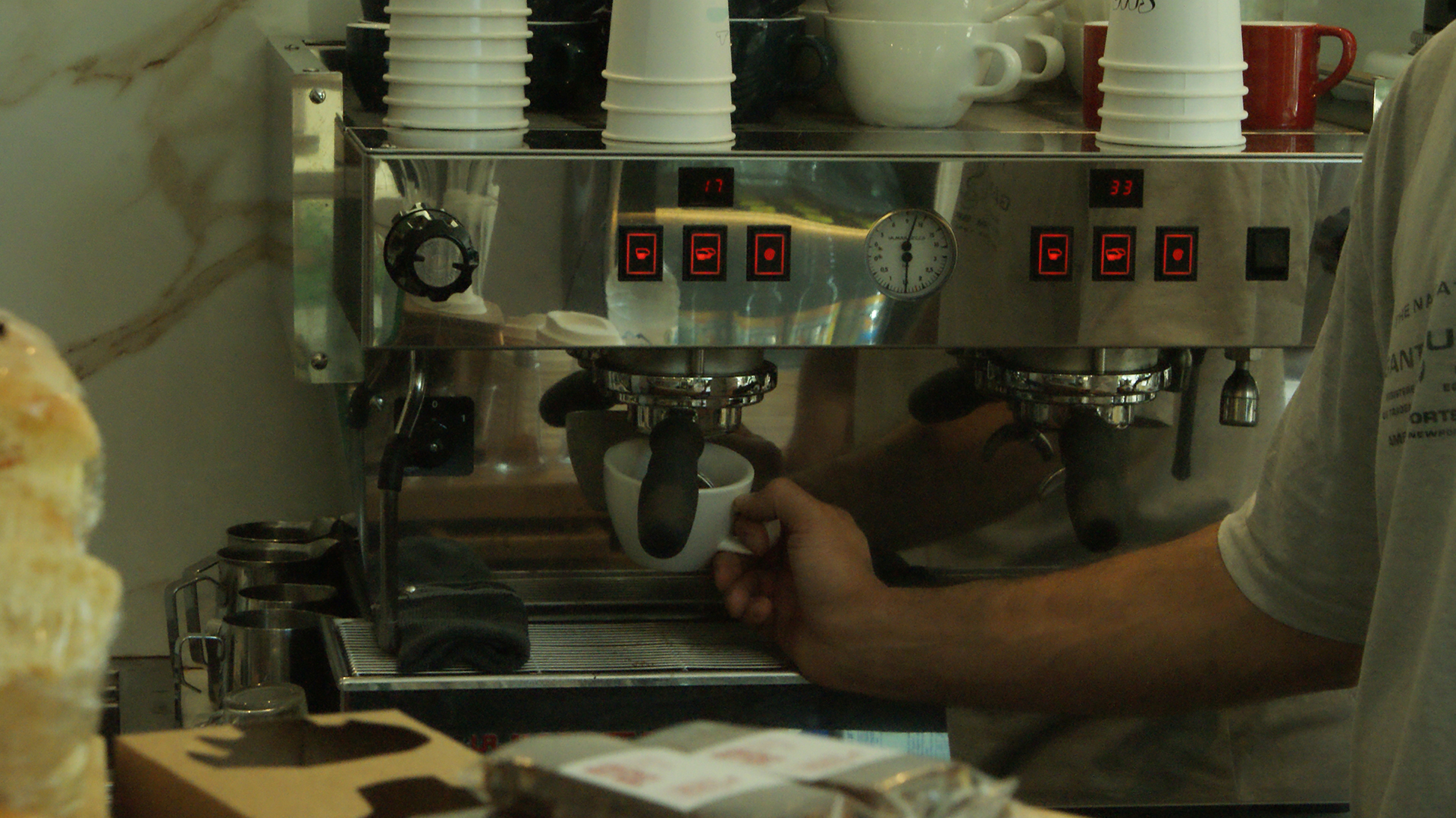 Πρωινός καφές σε σεζ λονγκ, δύο βήματα από τη Μεσογείων-3