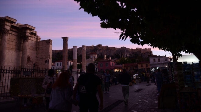 αλλο-στη-λεωφόρο-και-άλλο-στην-πλατεία-563825482