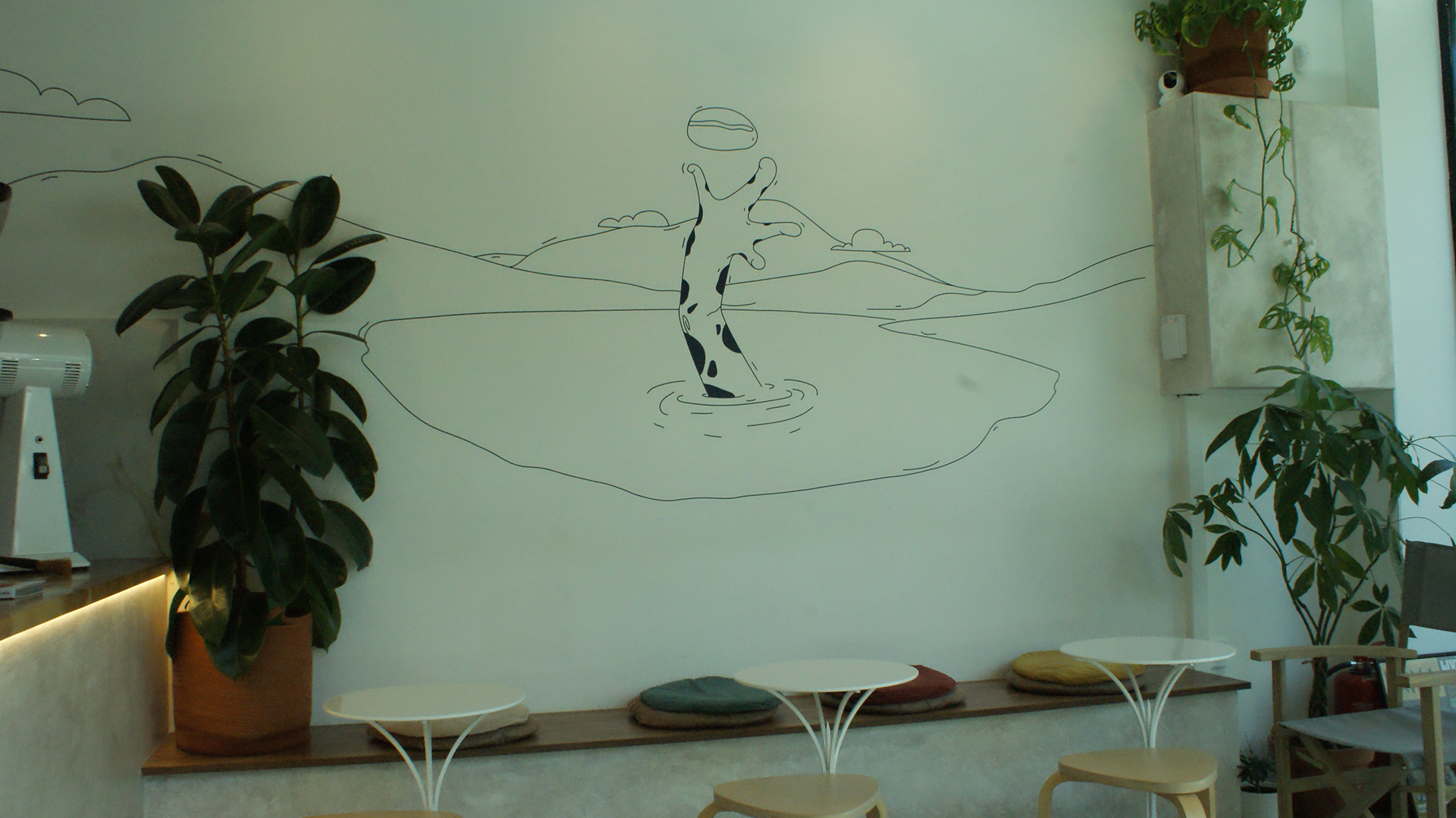 Πρωινός καφές σε σεζ λονγκ, δύο βήματα από τη Μεσογείων-4