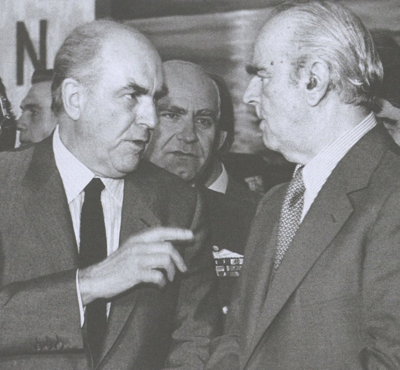 Απόλυτος πολιτικός αιφνιδιασμός από τον Α. Παπανδρέου-1