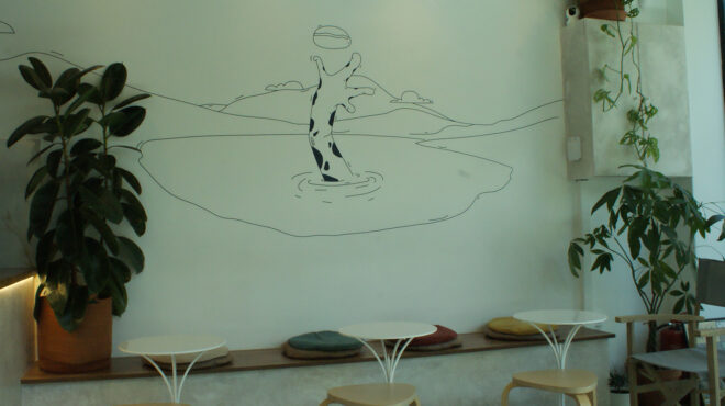 πρωινός-καφές-σε-σεζ-λονγκ-δύο-βήματα-α-563833222