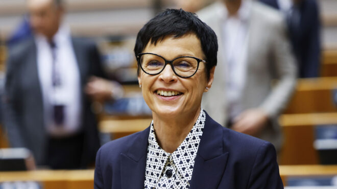 εντός-και-εκτός-καλπάζει-προς-την-ε-ε-563817445