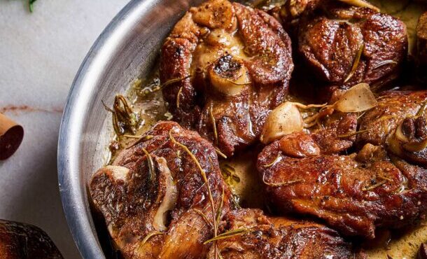 αρνάκι-με-δεντρολίβανο-και-κόκκινο-κρ-563837833