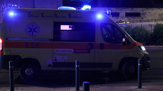 πειραιάς-αυτοκίνητο-έπεσε-σε-κολόνα-563826061