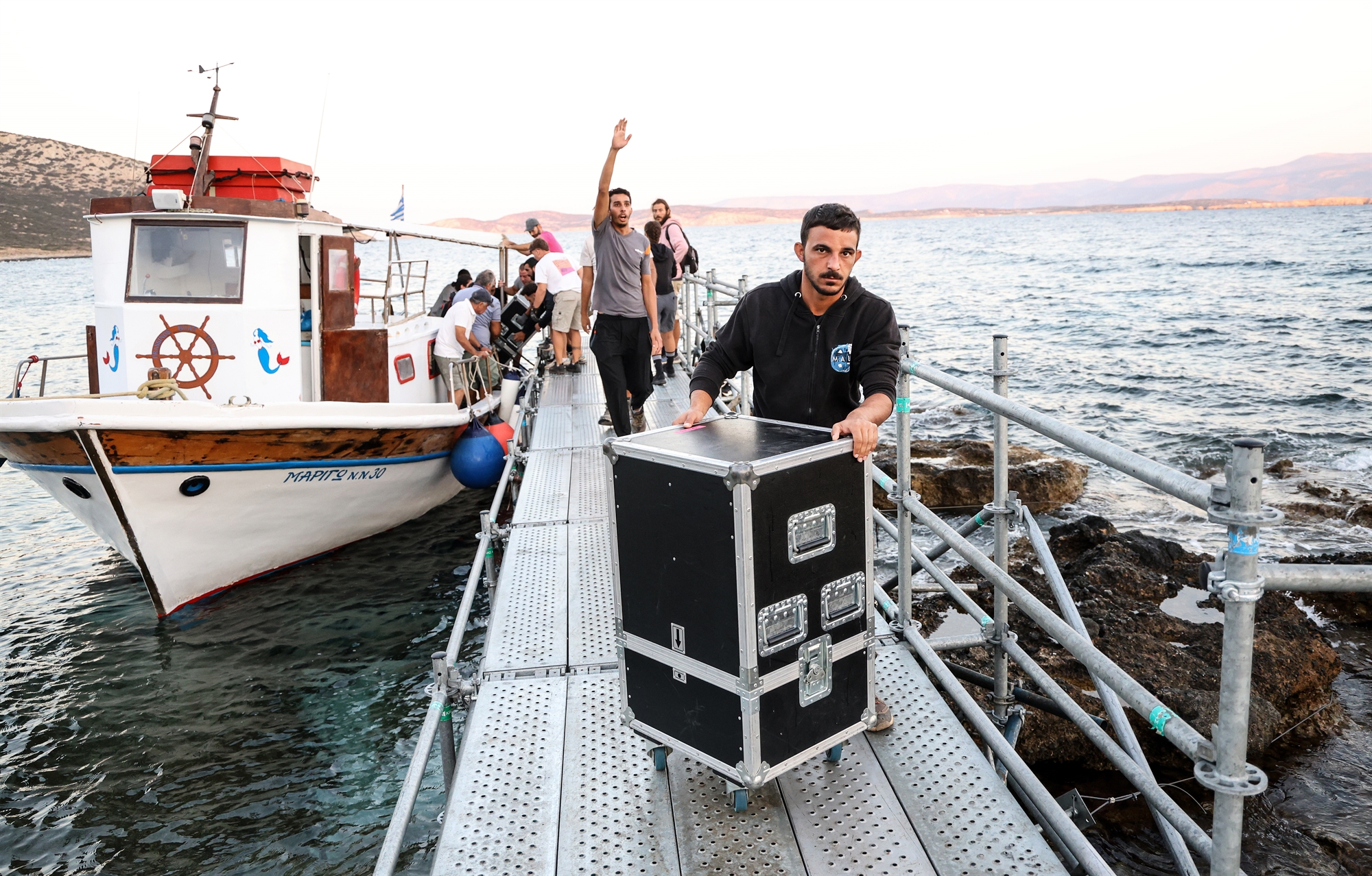 «Οσο ζεις, να λάμπεις». Μια σπουδαία συναυλία έσπασε για λίγο τη μοναξιά της ακατοίκητης Κέρου-1