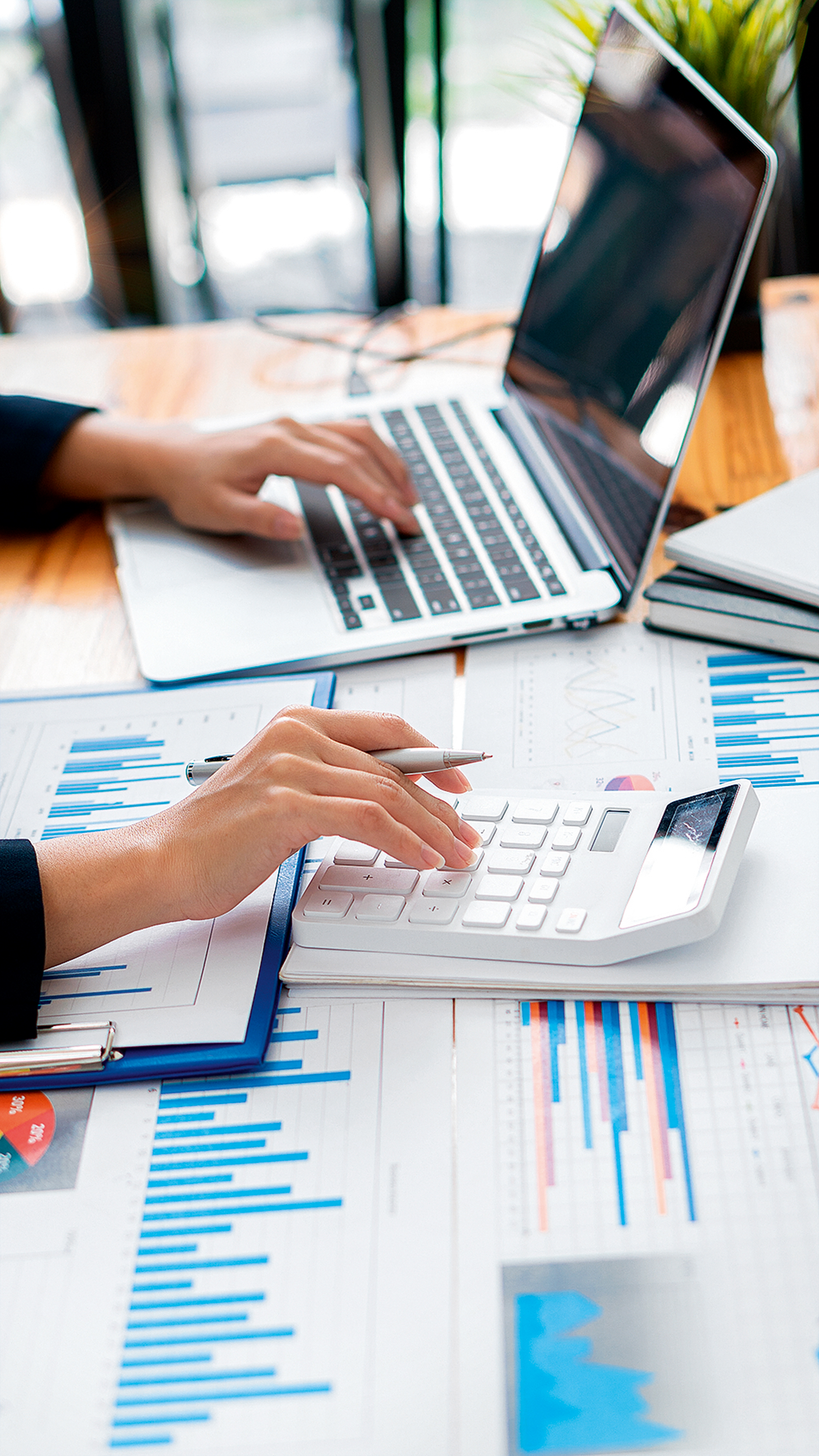 Μειώνονται τα μετρητά, αυξάνονται τα δημόσια έσοδα-1