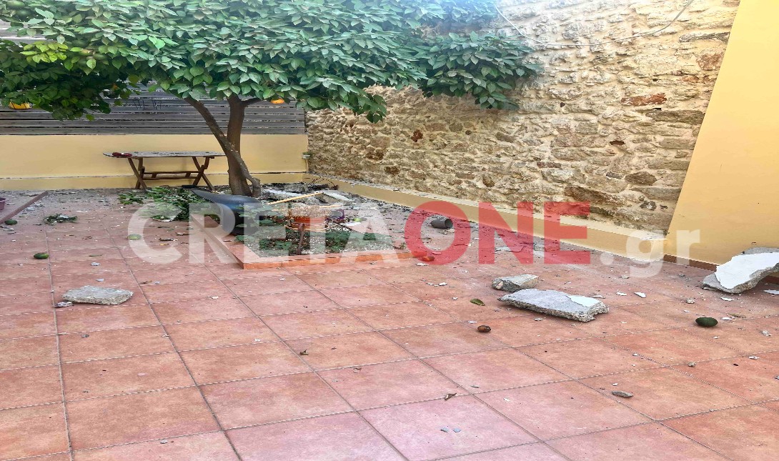Ηράκλειο: Κατέρρευσε τμήμα μπαλκονιού στο κέντρο της πόλης-1