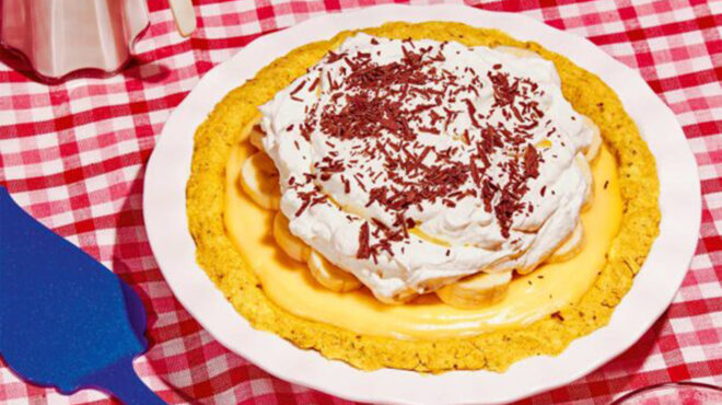 banana-cream-pie-τάρτα-με-κρέμα-μπανάνες-και-βαση-γκ-563811952