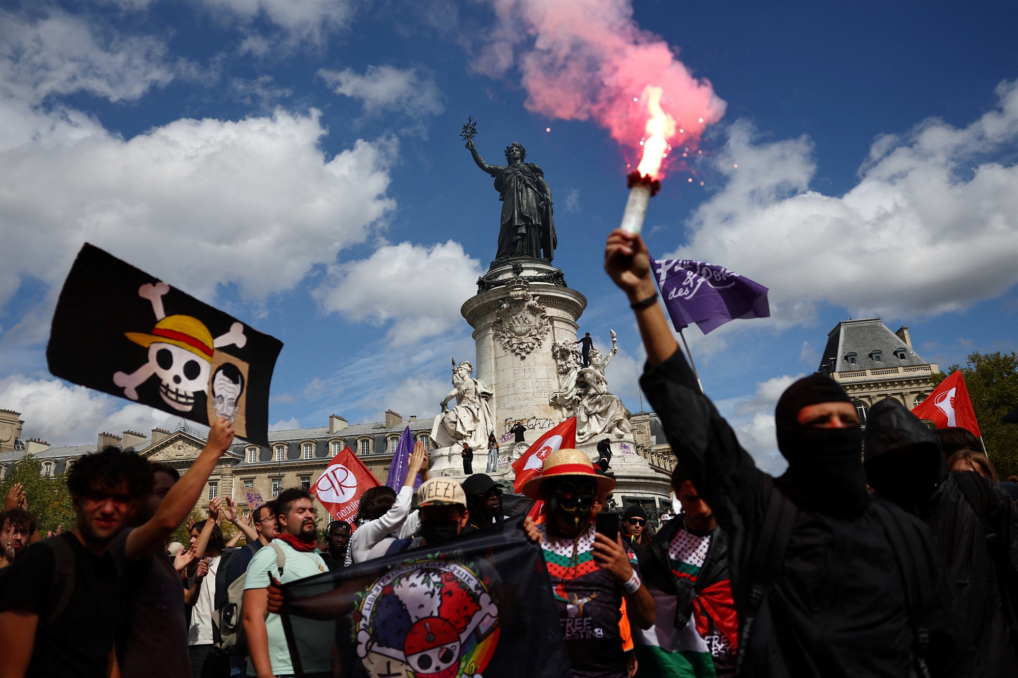 Αλλαγή σκυτάλης εν μέσω μαζικών διαδηλώσεων σε όλη τη Γαλλία-1