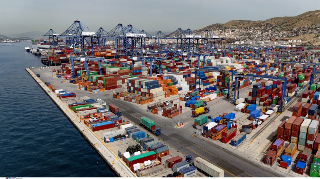 ο-θείος-ο-σπένσερ-και-2-435-κοντέινερ-563824168