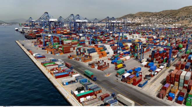 ο-θείος-ο-σπένσερ-και-2-435-κοντέινερ-563824168