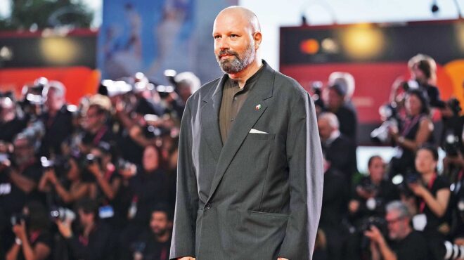 κίτρινο-άστρο-στο-πέτο-του-λάνθιμου-563812393