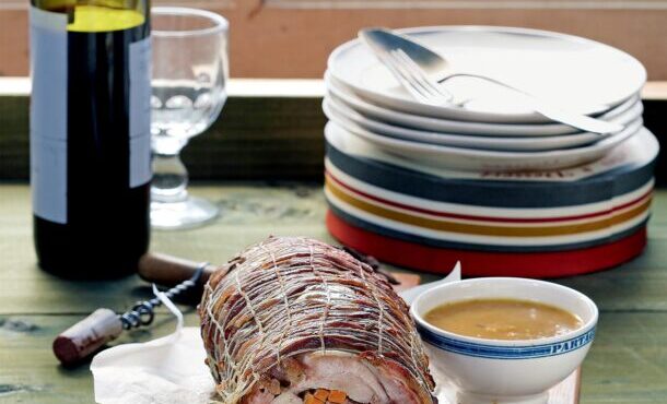 χοιρινό-ρολό-με-καρότα-και-σάλτσα-πορτ-563820055