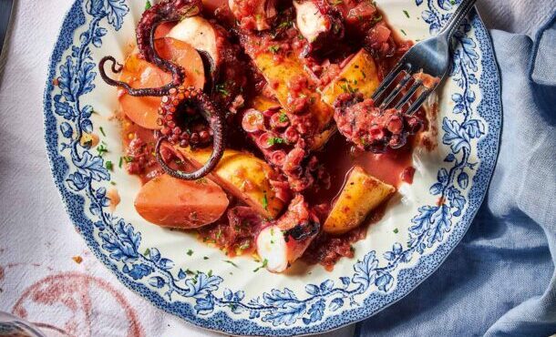 χταπόδι-κρασάτο-και-κοκκινιστό-με-πατ-563837713