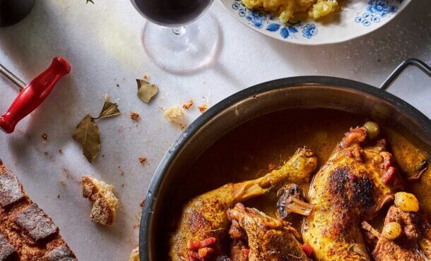 coq-au-vin-κόκορας-κρασάτος-αλά-γαλλικά-563837827