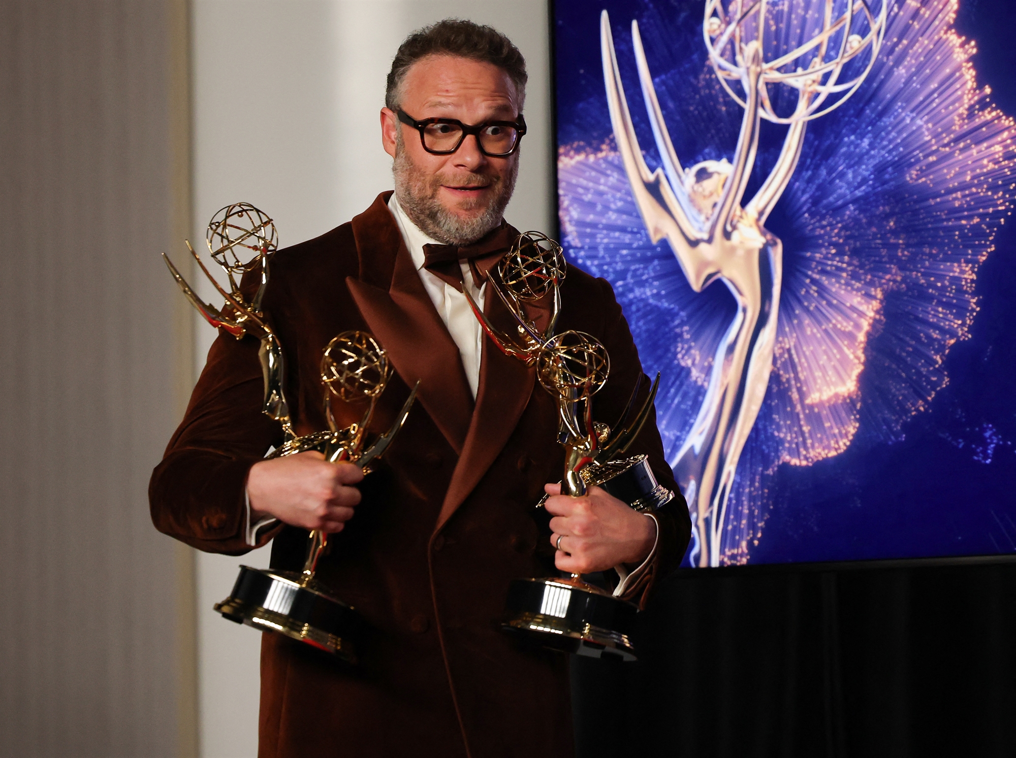 Τα Emmy αγαπούν το νέο-1