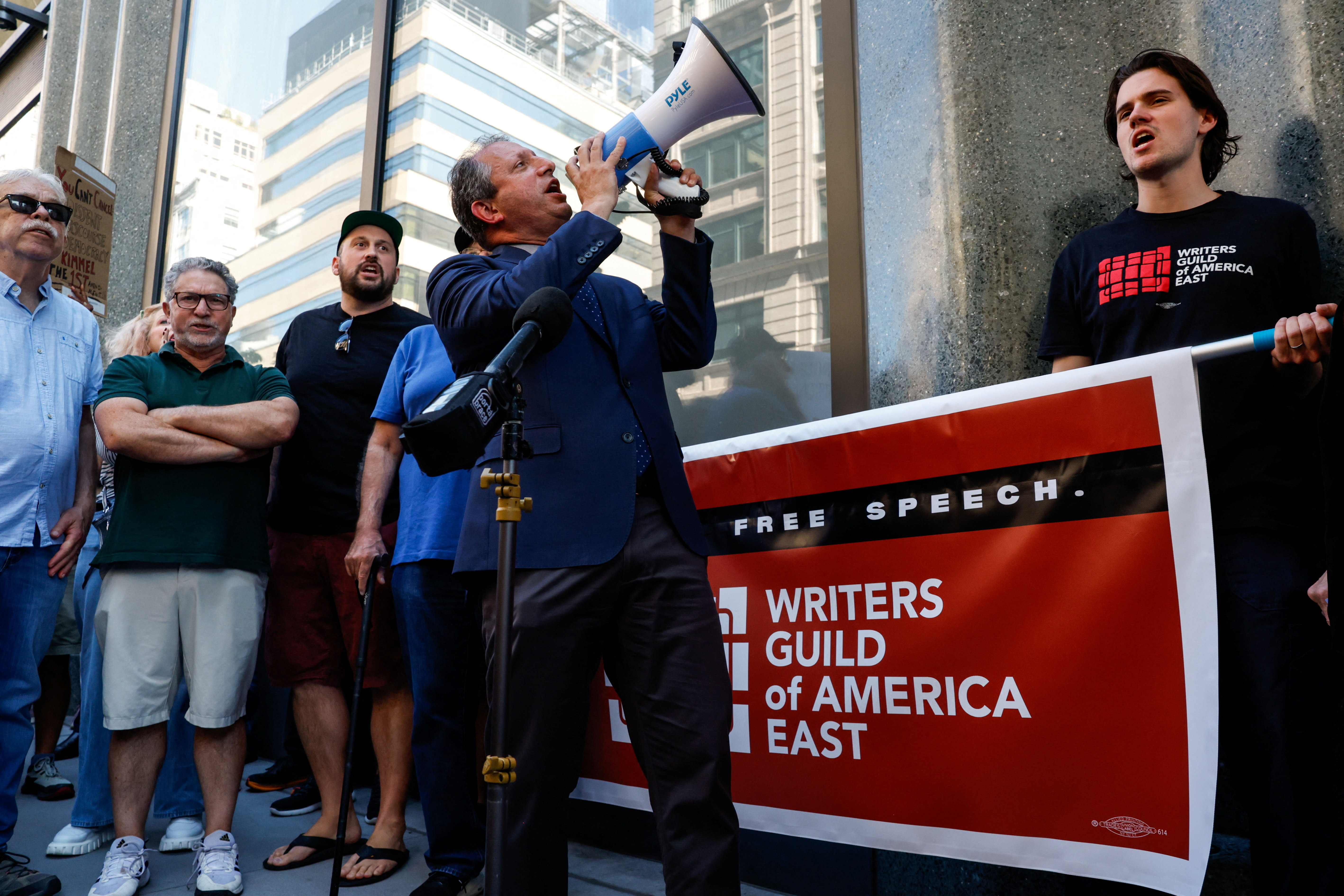 Διαδήλωση έξω από τα γραφεία της Disney μετά την απομάκρυνση του Τζίμι Κίμελ (εικόνες)-5