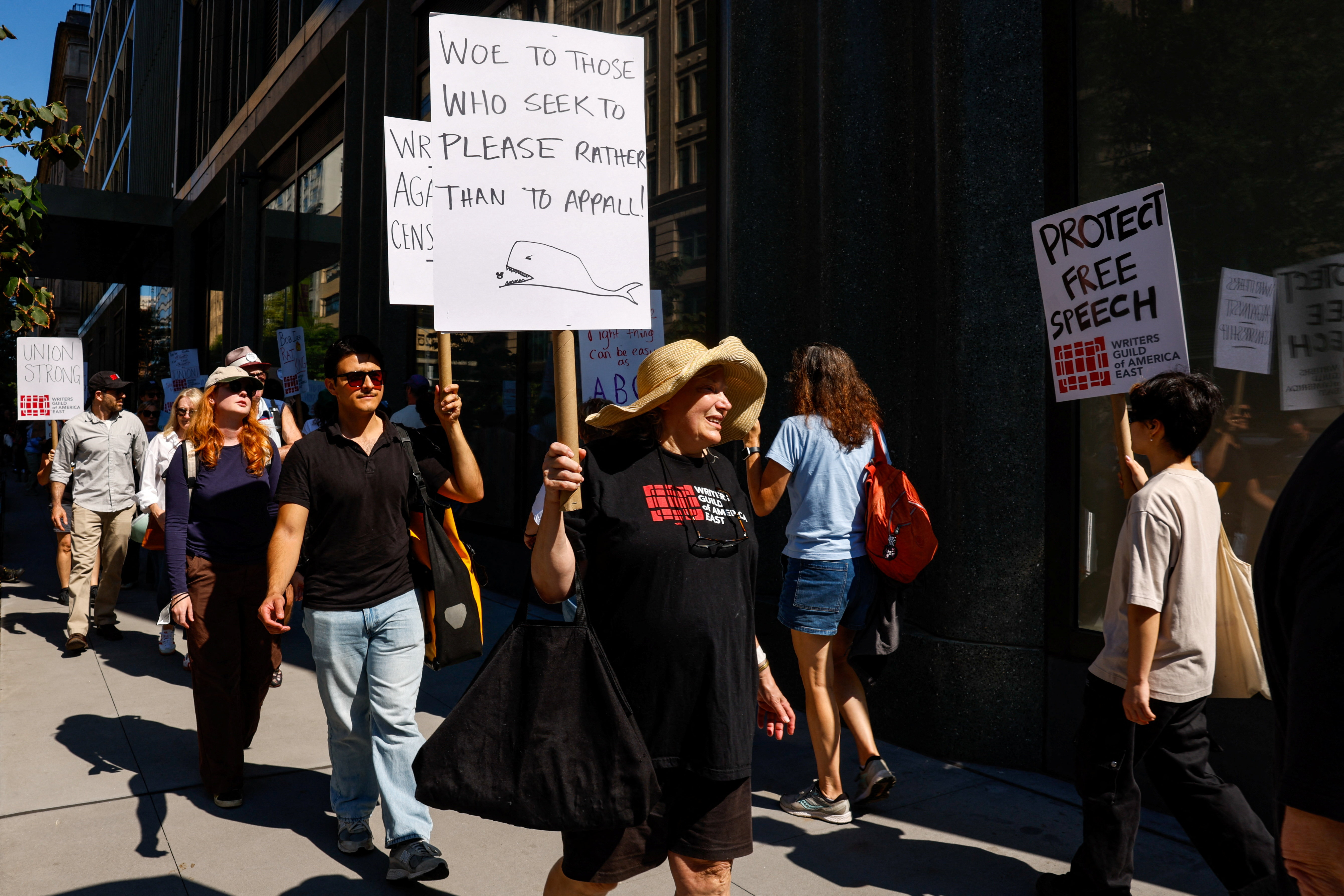 Διαδήλωση έξω από τα γραφεία της Disney μετά την απομάκρυνση του Τζίμι Κίμελ (εικόνες)-6