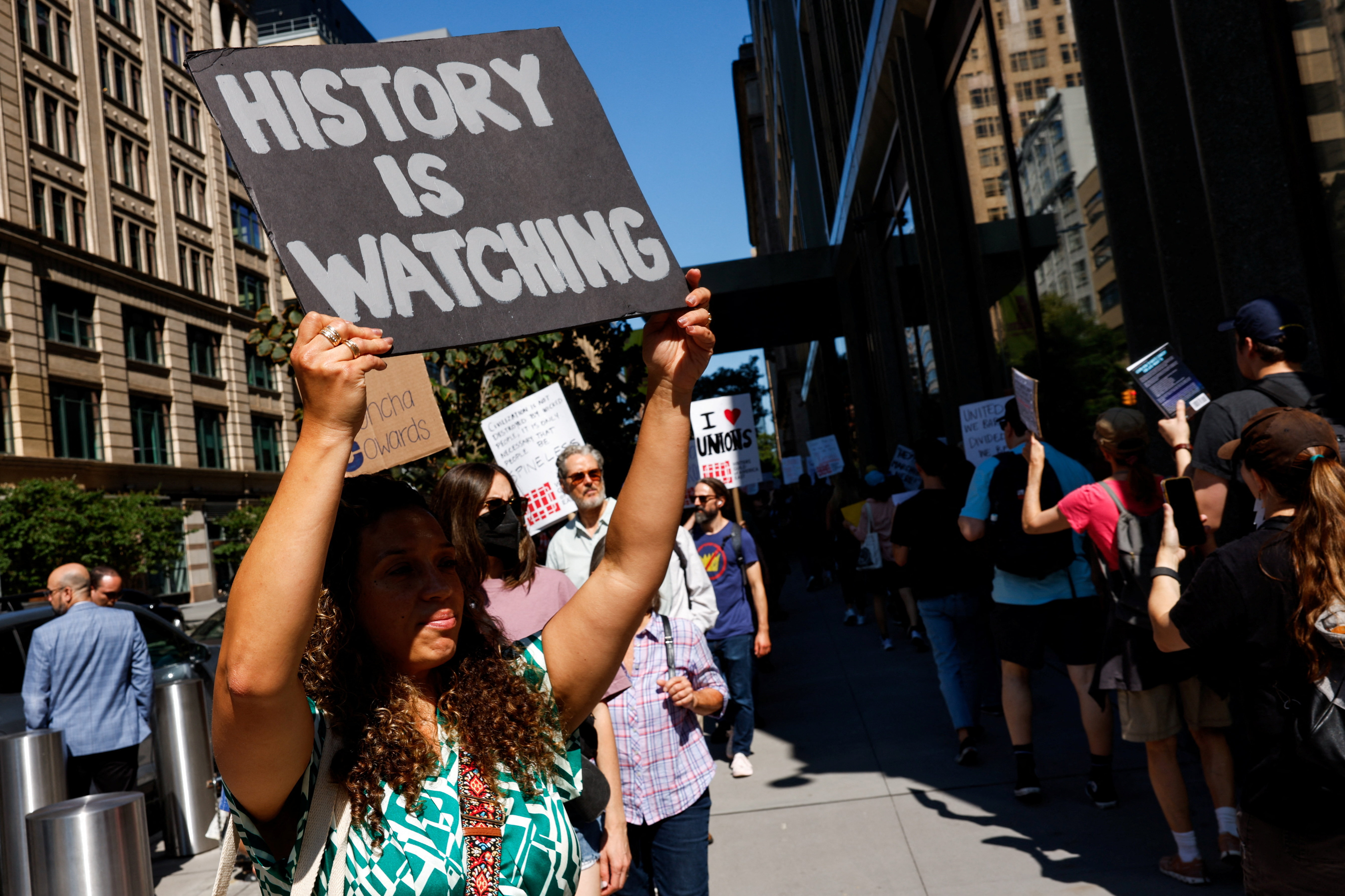 Διαδήλωση έξω από τα γραφεία της Disney μετά την απομάκρυνση του Τζίμι Κίμελ (εικόνες)-1