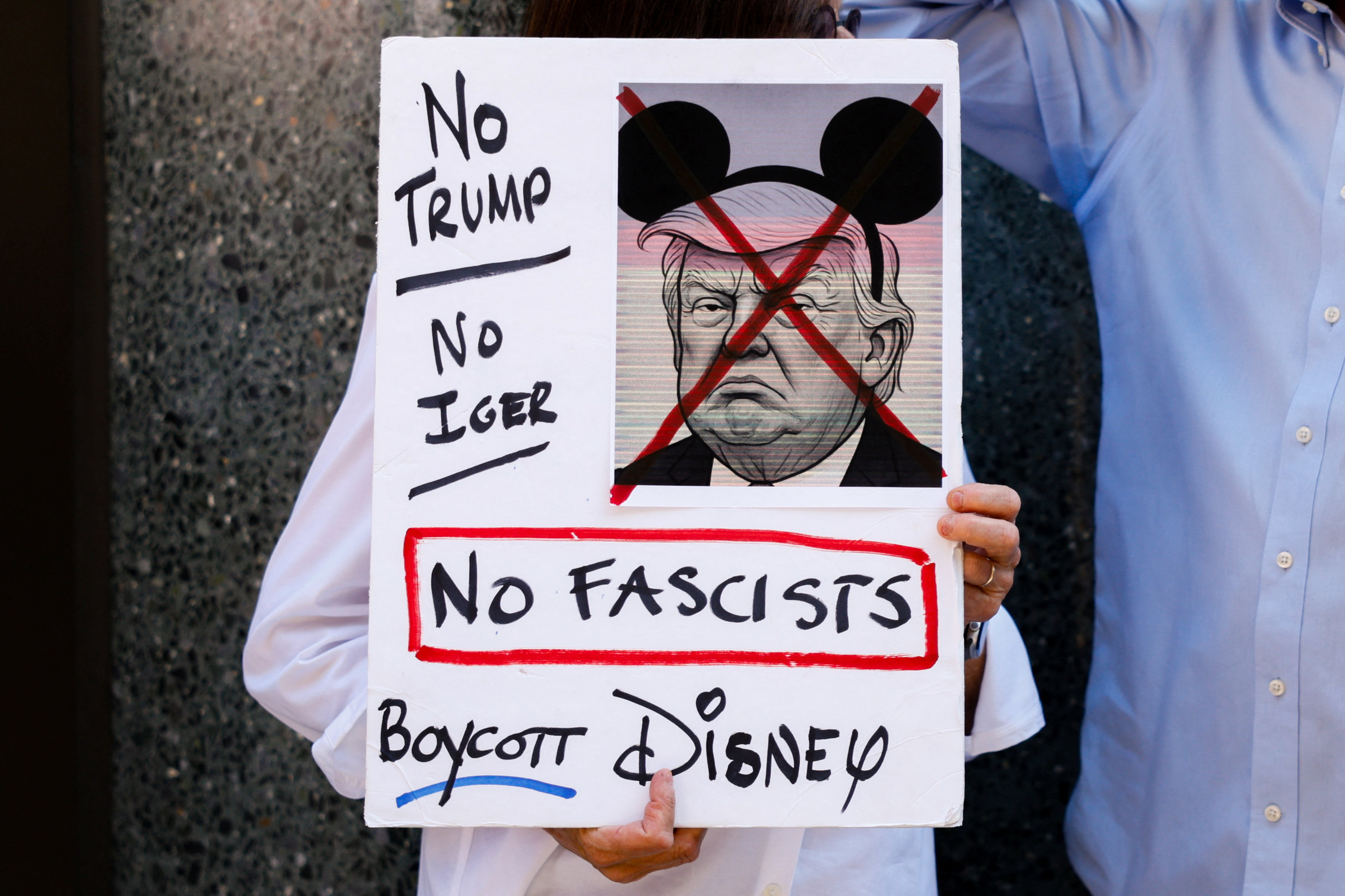 Διαδήλωση έξω από τα γραφεία της Disney μετά την απομάκρυνση του Τζίμι Κίμελ (εικόνες)-2