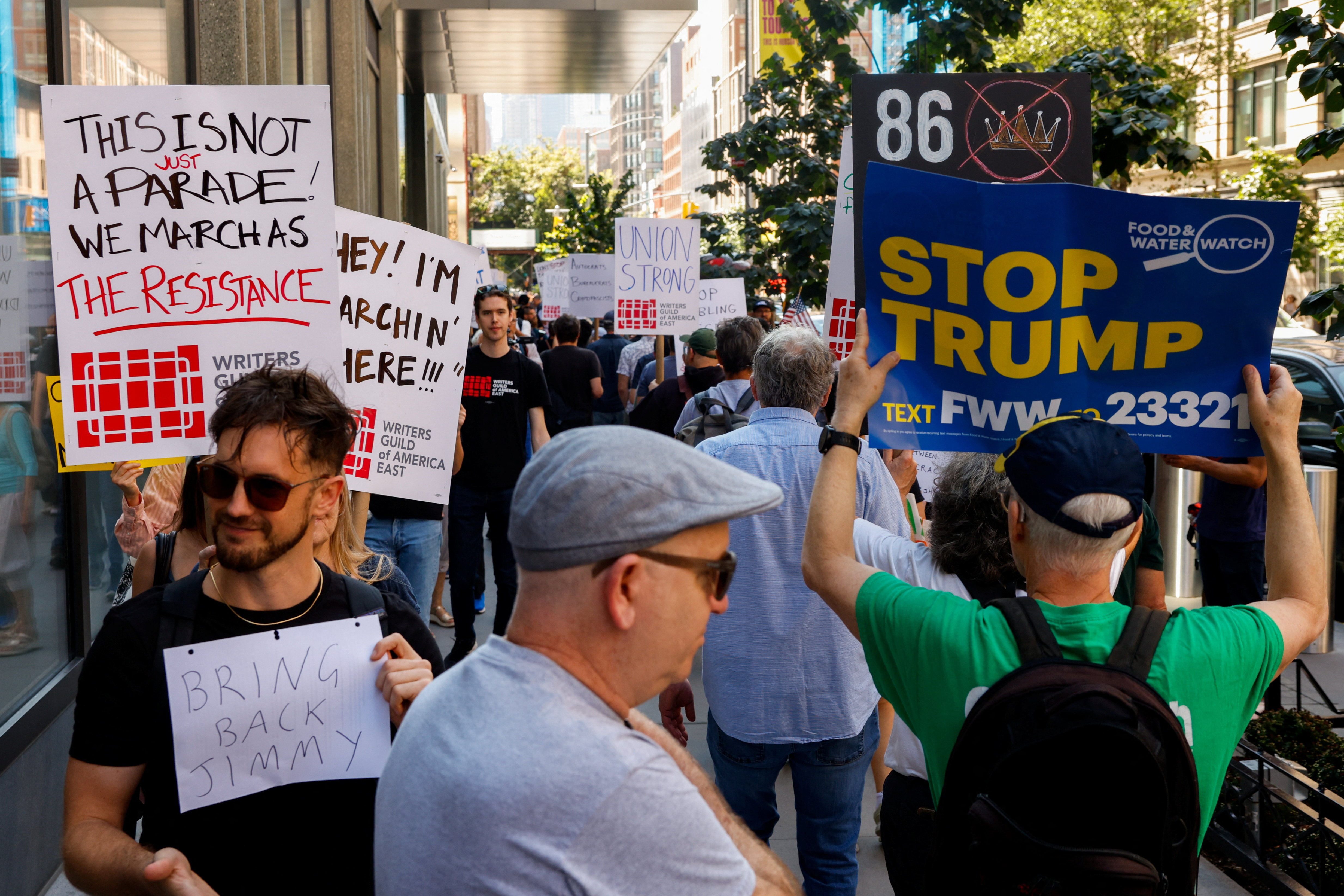 Διαδήλωση έξω από τα γραφεία της Disney μετά την απομάκρυνση του Τζίμι Κίμελ (εικόνες)-4