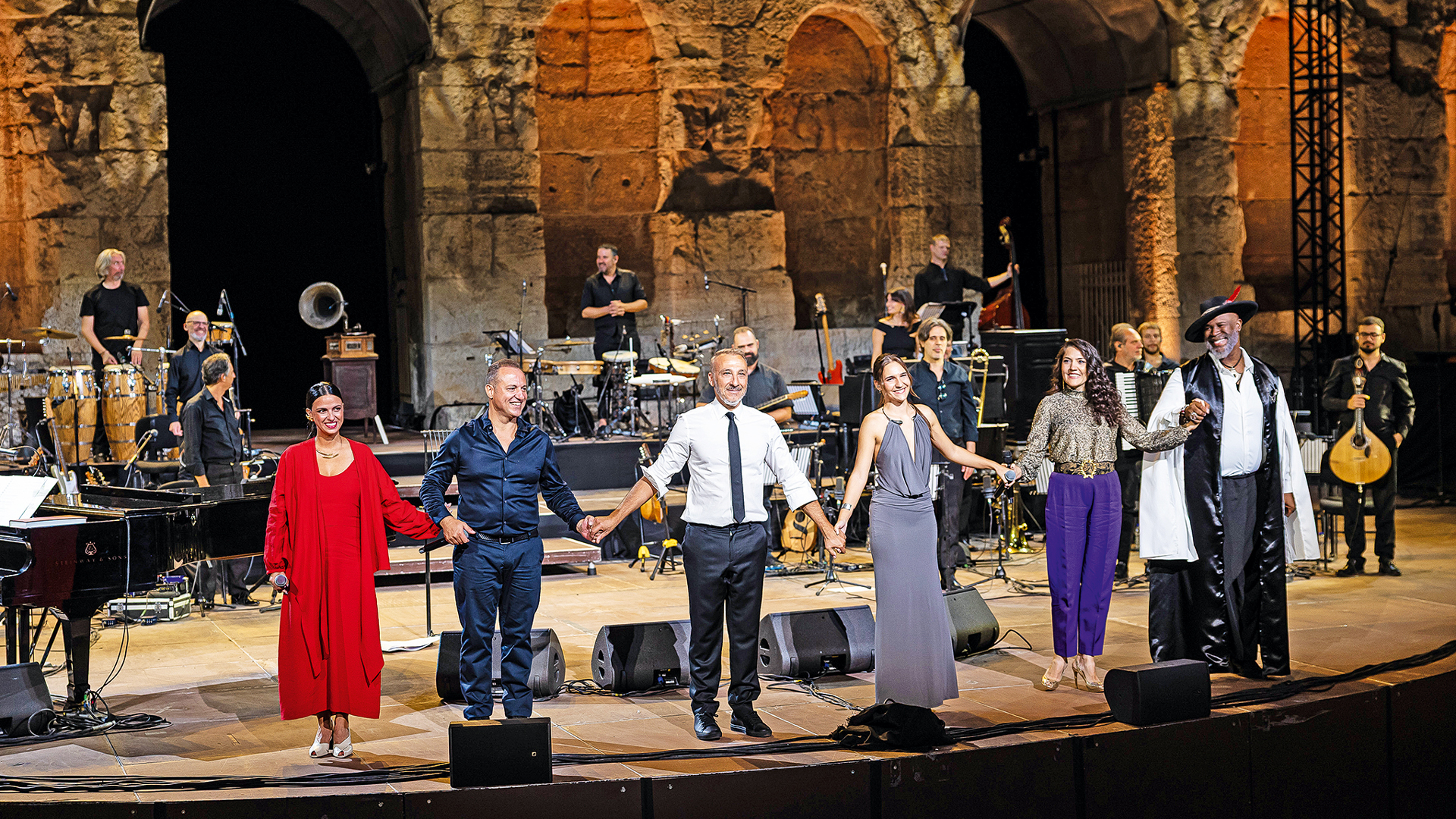 Χαρισματικός Μίνως Μάτσας με ρεμπέτικα, φάδος, μπλουζ σε κατάμεστο Ηρώδειο-1