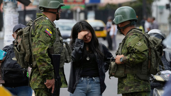 ισημερινός-τρεις-ποδοσφαιριστές-δολ-563825611