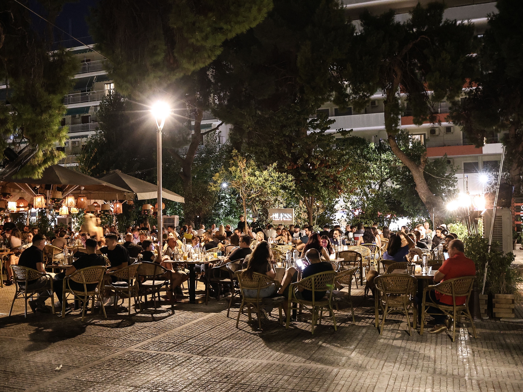 Μήπως χρειάζονται ρύθμιση τα νέα φώτα της πόλης;-1