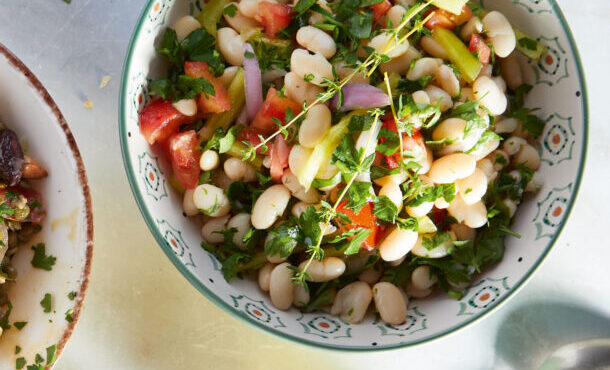 φασόλια-πιάζ-με-λευκά-φασόλια-563841601