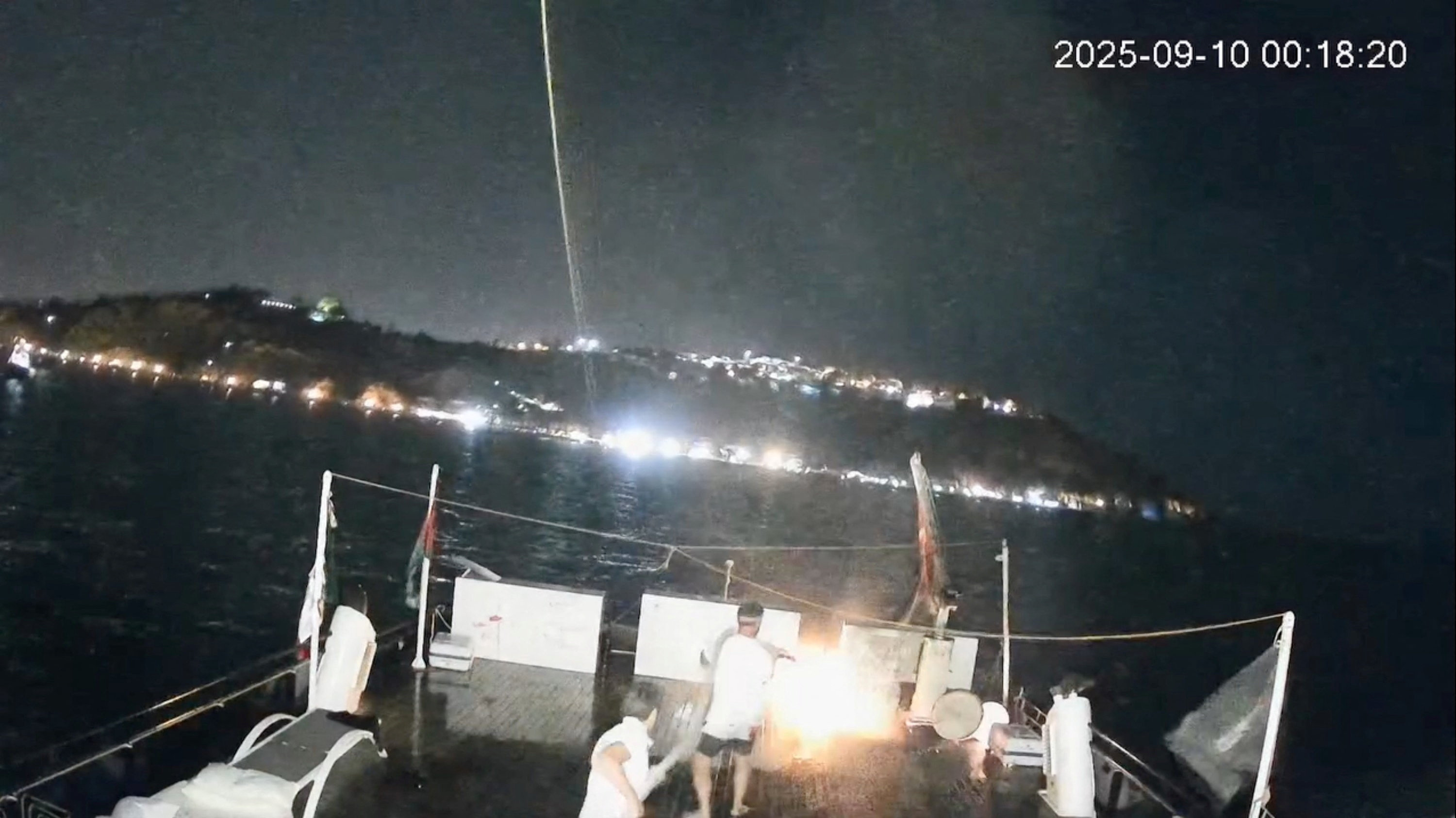 Ο Στόλος για τη Γάζα ανακοίνωσε πως δεύτερο πλοίο του χτυπήθηκε-2