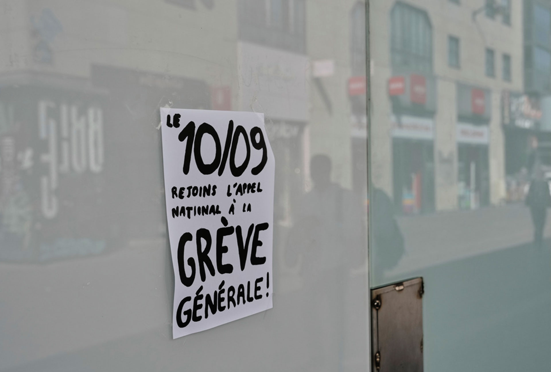 «Ας μπλοκάρουμε τα πάντα»: Διαδηλώσεις, συγκρούσεις και χημικά στη Γαλλία εν μέσω πολιτικής κρίσης-1