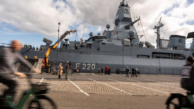 φρεγάτες-ελικόπτερα-και-αστυνομικοί-563839636