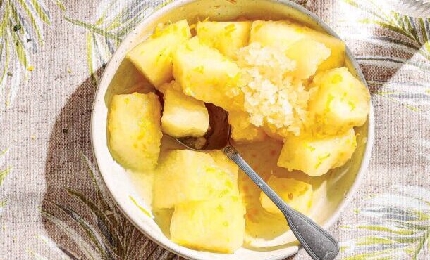 φρουτοσαλάτα-με-πεπόνι-φρέσκο-πεπόνι-563832478