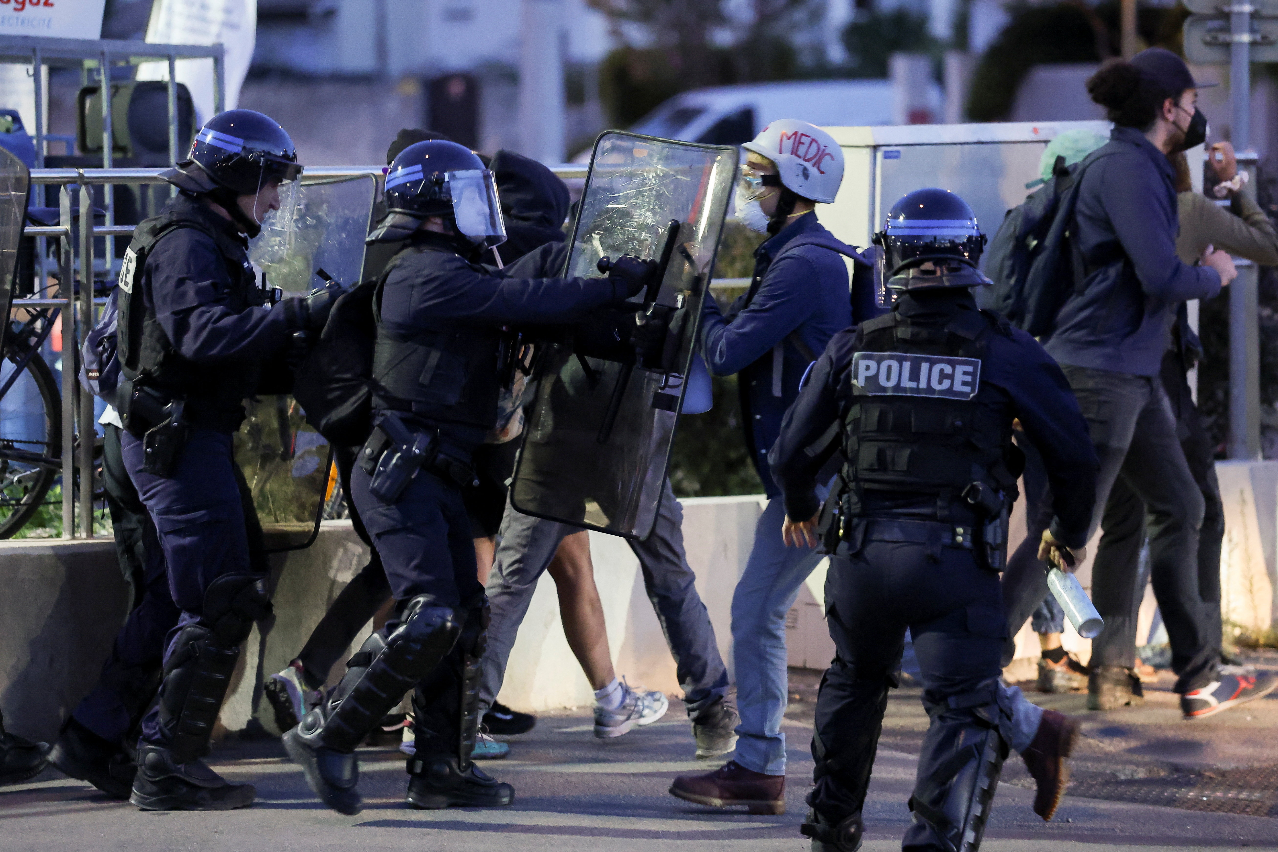 Βάπτισμα του πυρός για τον Λεκορνί – Σε κλοιό διαδηλώσεων ολόκληρη η Γαλλία-2