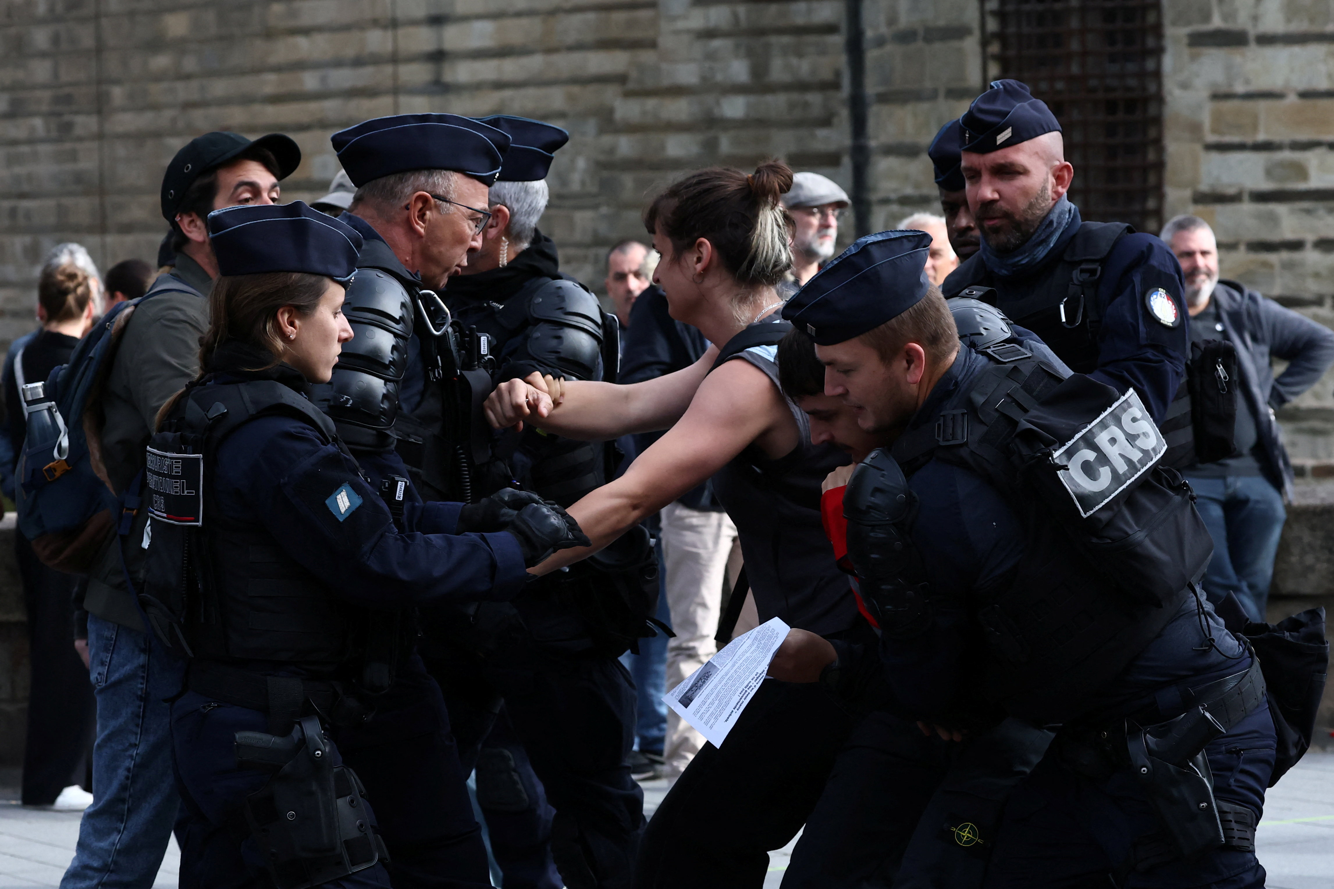 Σε απεργιακό κλοιό η Γαλλία – Εκτιμήσεις για πάνω από 900.000 διαδηλωτές στους δρόμους-1