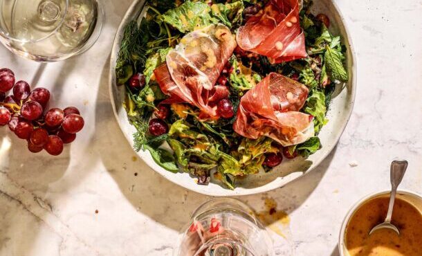 γαλλική-σαλάτα-με-ροζέ-σταφύλια-και-πι-563830495