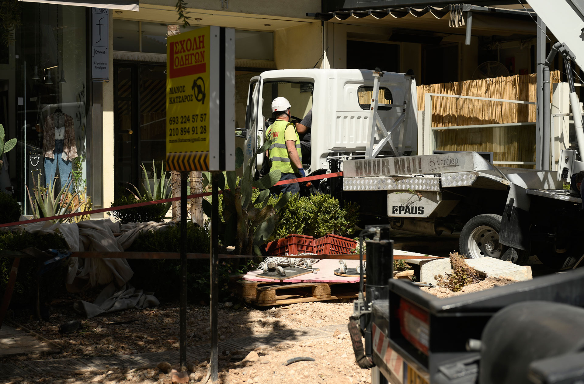 Γλυφάδα: Γερανός έπεσε σε καφετέρια – Διακόπηκε η κυκλοφορία-1